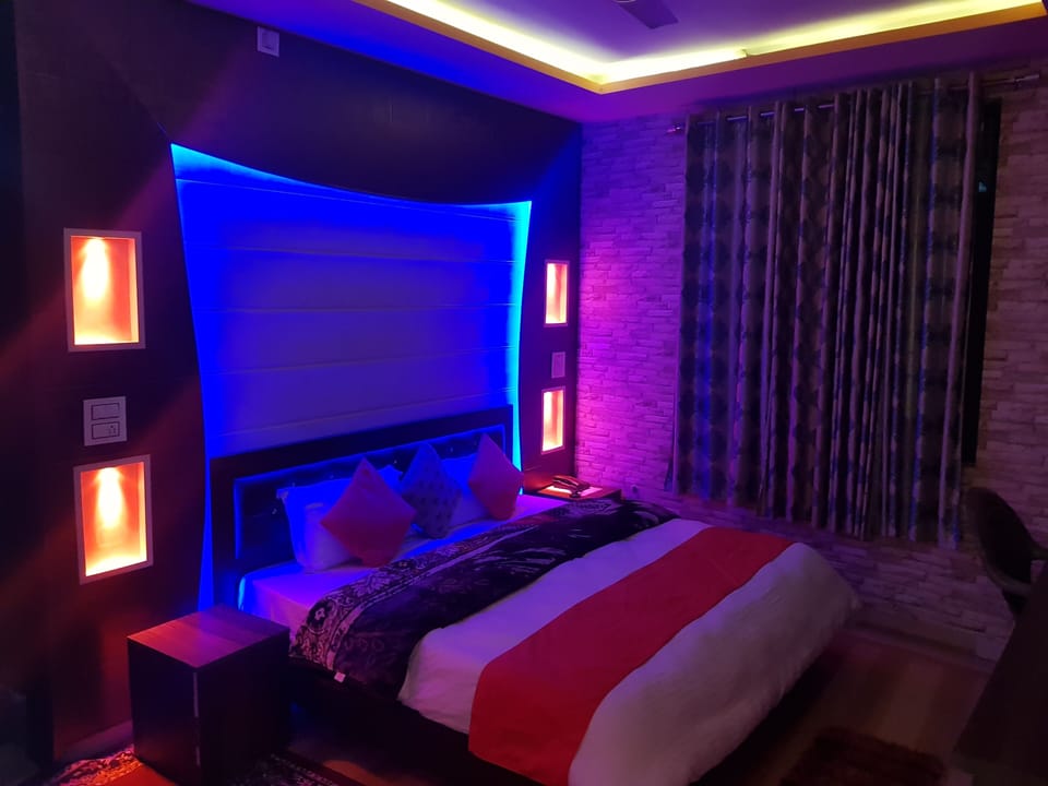 Deluxe Double Room, 1 Double Bed, Non Smoking | Free WiFi, bed sheets