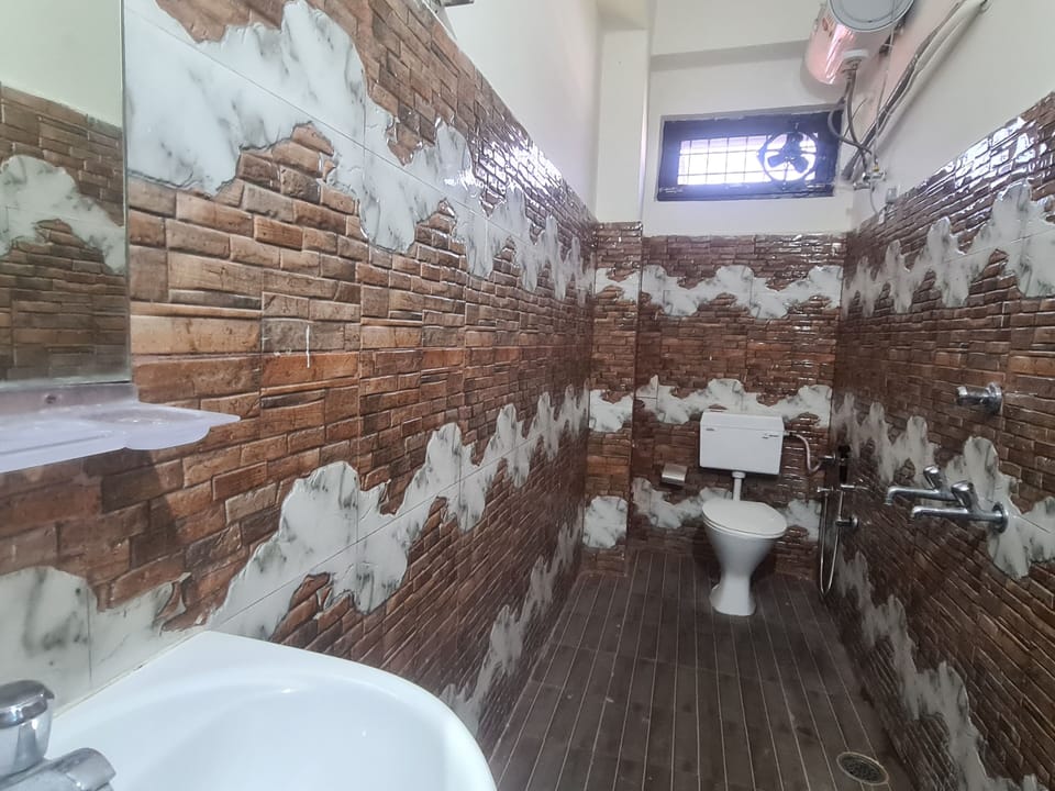 Deluxe Double Room, 1 Double Bed, Non Smoking | Bathroom | Shower, slippers, towels