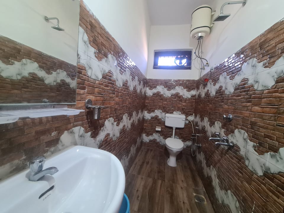 Deluxe Double Room, 1 Double Bed, Non Smoking | Bathroom | Shower, slippers, towels