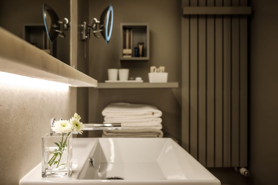 Suite Exclusive Montanha | Bathroom | Shower, free toiletries, hair dryer, bathrobes