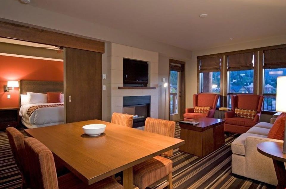 After a busy day on the slopes, retreat back to this cozy unit and kick up your feet in the living area.