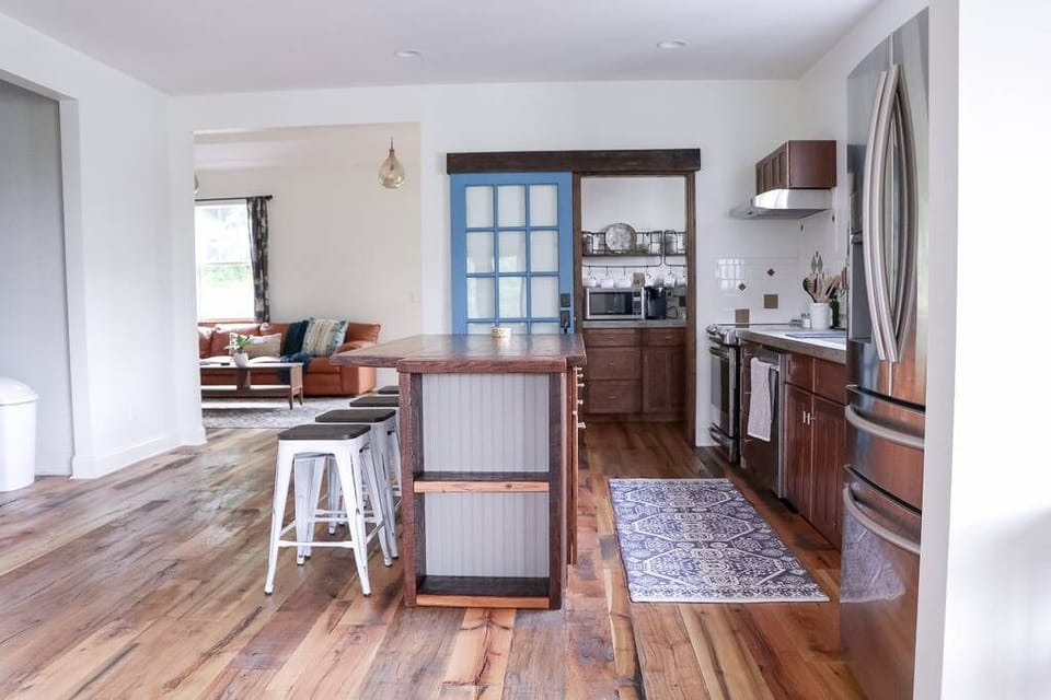 Kitchen view w/ 4 barstools