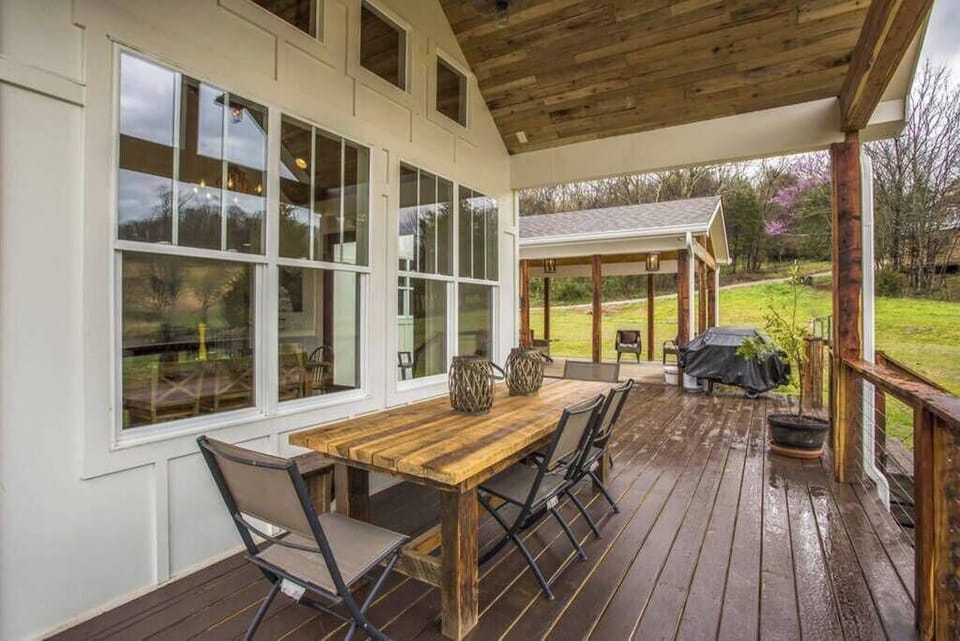Outdoor seating for 10