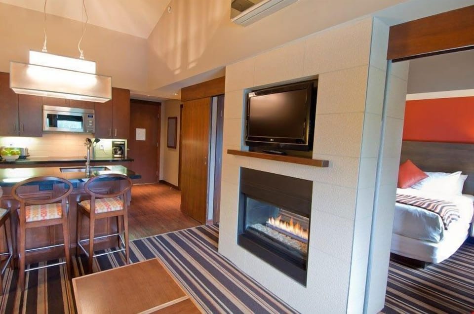 Retreat back to this cozy 1 Bedroom Suite.