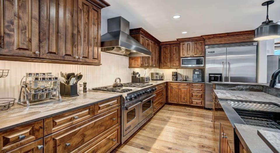 Prepare meals in the fully equipped kitchen and enjoy them together at the dining table.
