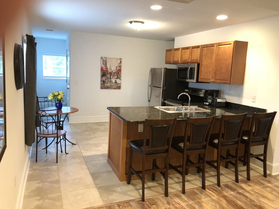 Kitchen - sits 6 - 4 bar-stools + 2 chair Bistro table.
Fully equipped.