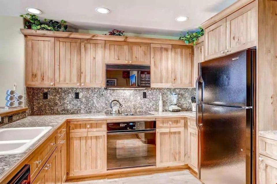 Prepare meals in the fully equipped kitchen and enjoy them together at the dining table.