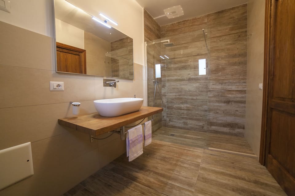 Romantic Studio Suite, 1 Queen Bed, Kitchenette, Annex Building | Bathroom shower