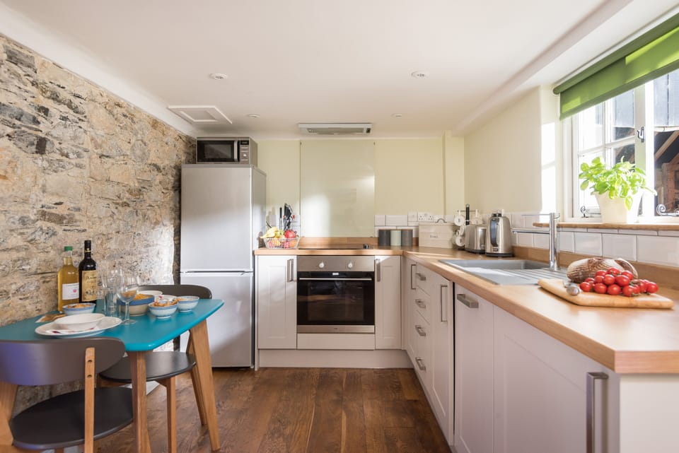 Well equipped kitchen with dishwasher & washing machine
