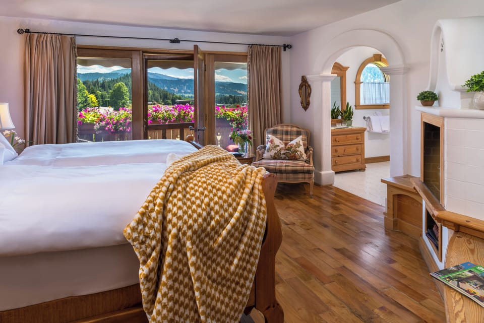 Suite, 1 King Bed, Non Smoking (Rosengarten) | Iron/ironing board, WiFi (free), bed sheets