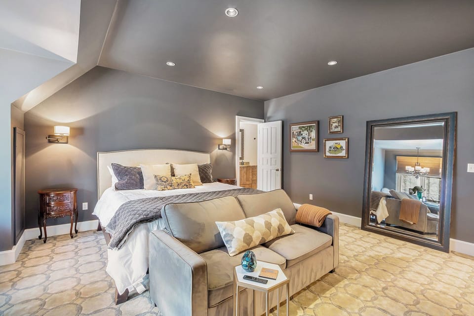 Signature Room, 1 King Bed, Non Smoking, Bathtub | Individually decorated, individually furnished, iron/ironing board