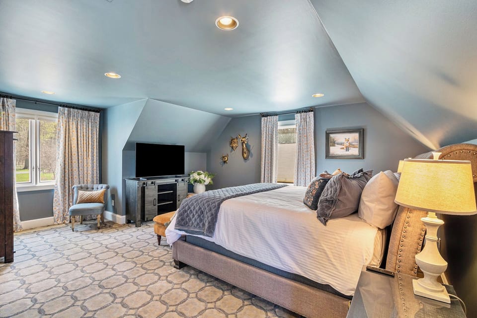 Room, 1 King Bed, Non Smoking, Courtyard View | Individually decorated, individually furnished, iron/ironing board