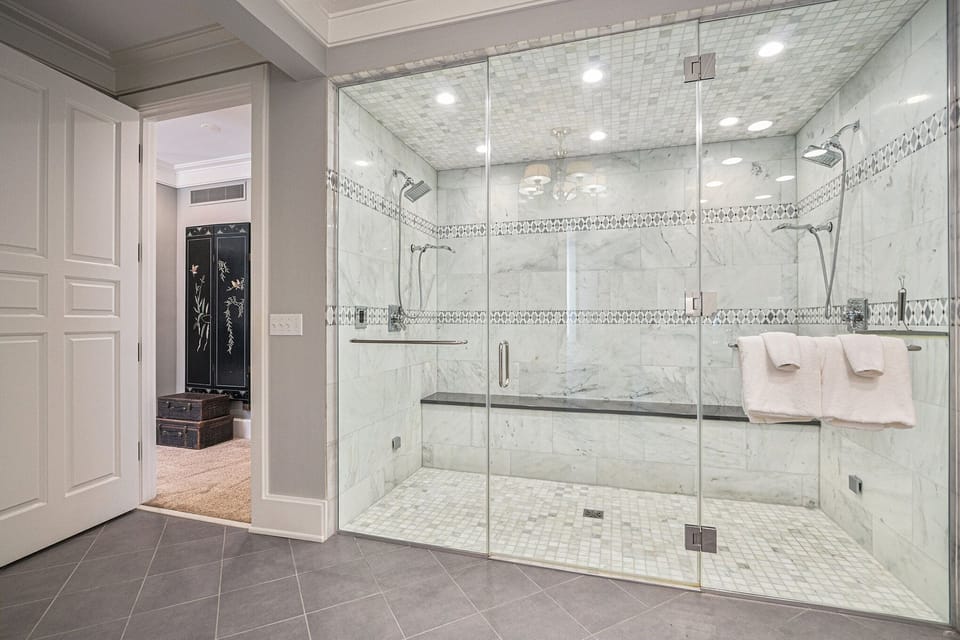 Signature Room, 1 King Bed, Non Smoking, Ground Floor | Bathroom | Free toiletries, hair dryer, towels, soap