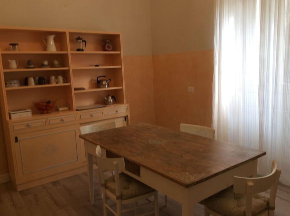 Coffee/tea maker, full-size fridge, microwave, stovetop