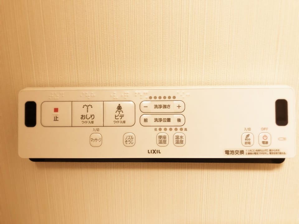 Separate tub and shower, deep soaking tub, free toiletries, hair dryer