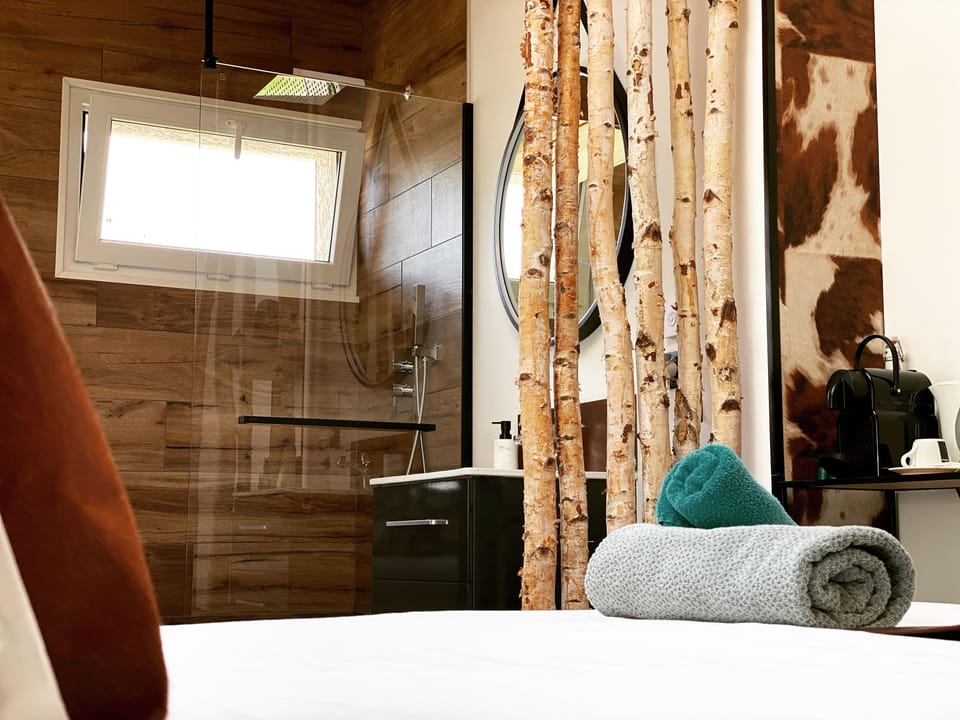 Deluxe Double Room, 1 King Bed (CHAMBRE 7 INGALLS) | Bathroom | Shower, rainfall showerhead, free toiletries, hair dryer