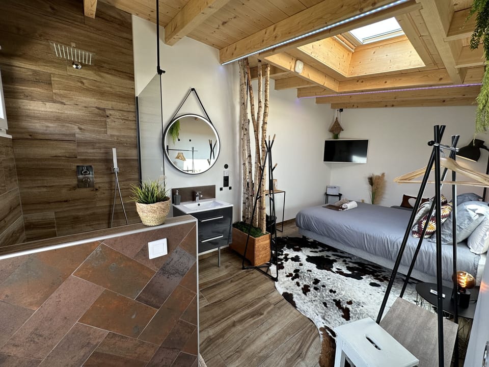 Deluxe Double Room, 1 King Bed (CHAMBRE 7 INGALLS) | Select Comfort beds, minibar, in-room safe, individually decorated