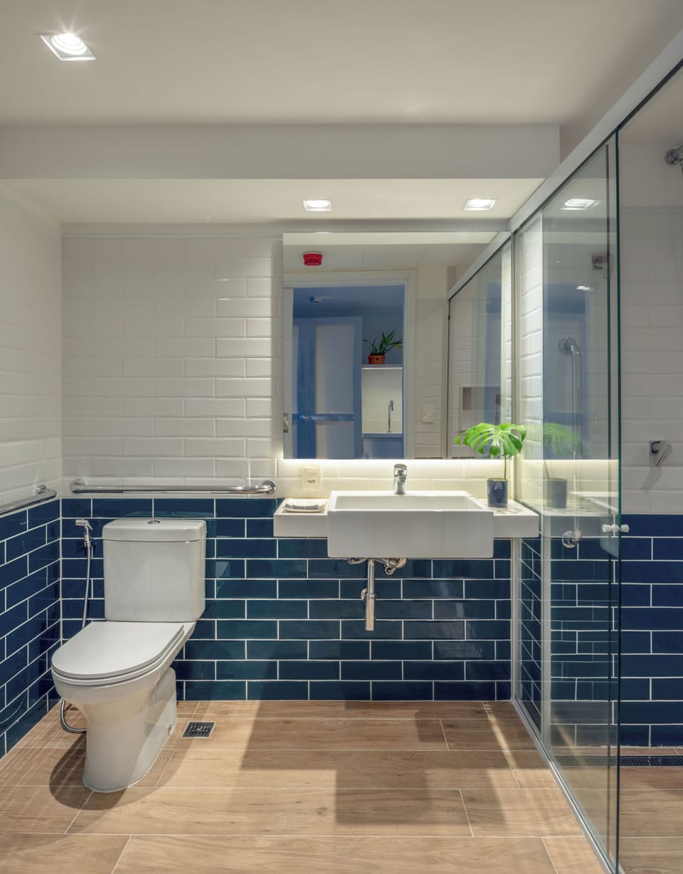 Suite Luxo Marina | Bathroom | Shower, rainfall showerhead, free toiletries, bathrobes