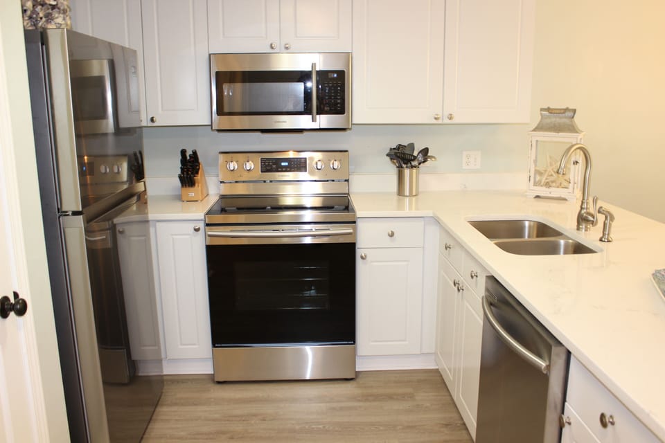 Updated Full Kitchen With Plenty of Counter Space