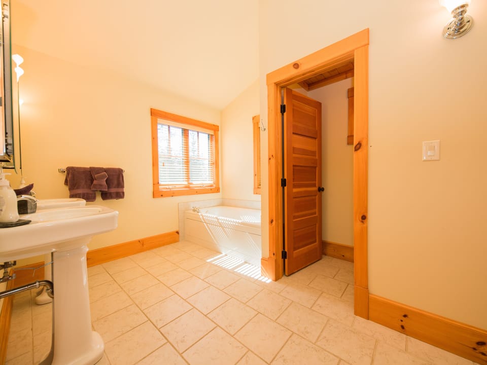 5 piece master bthrm w 2 pedestal sinks, tub, separate shower, & water closet.