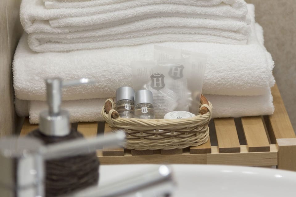 Twin Room | Bathroom amenities | Shower, free toiletries, hair dryer, bidet