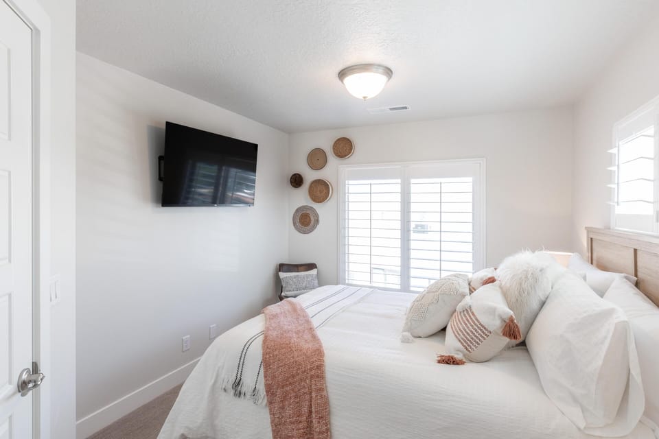 House, Multiple Beds, Mountain View (Happy Place) | 3 bedrooms, free WiFi, bed sheets