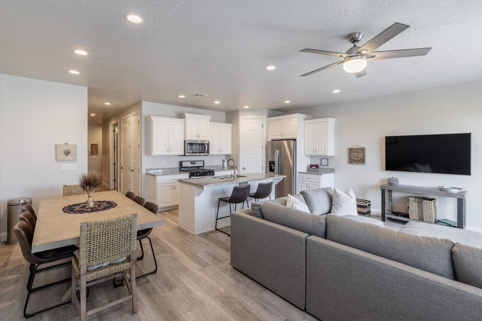 House, Multiple Beds, Mountain View (18 Holes and A Hot Tub) | Living area | TV, fireplace, DVD player