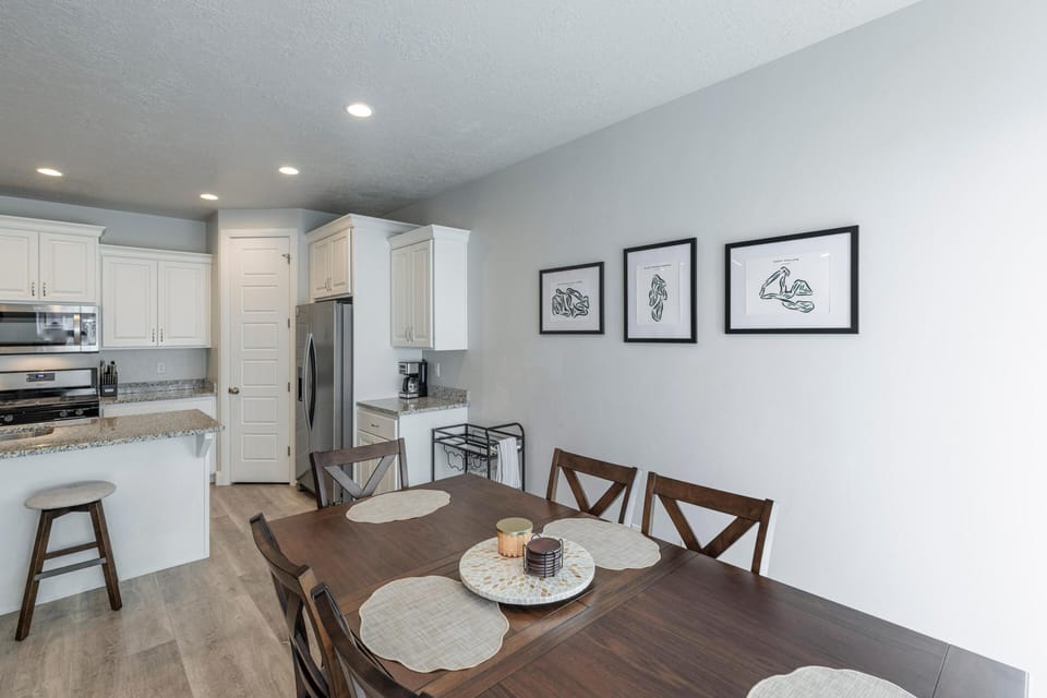 House, Multiple Beds, Mountain View (18 Holes and A Hot Tub) | Dining