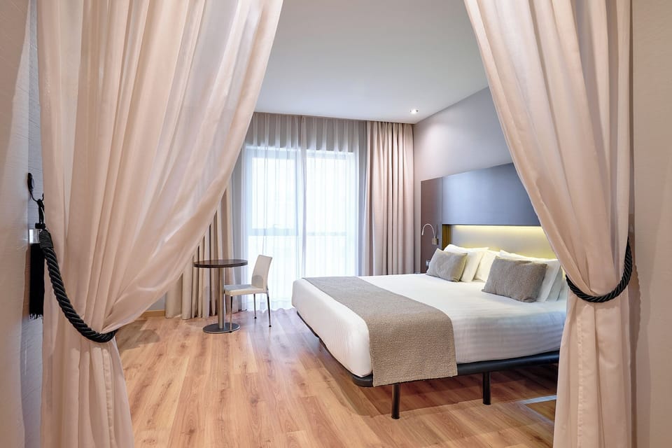 Junior Suite Alhambra | Minibar, in-room safe, desk, laptop workspace
