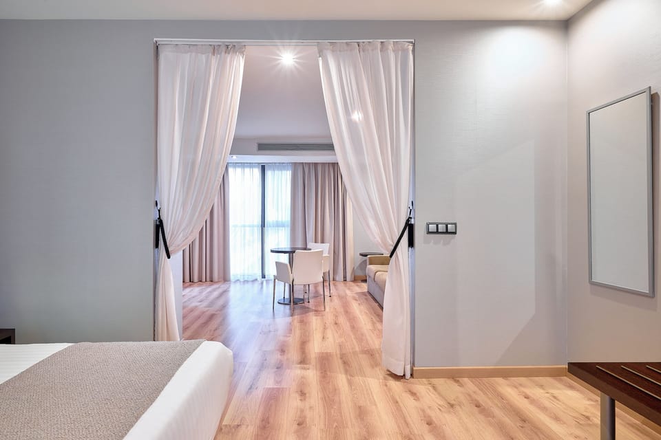 Junior Suite Alhambra | Minibar, in-room safe, desk, laptop workspace
