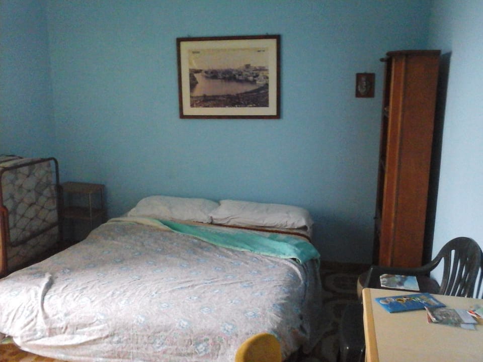 Double Room, Shared Bathroom | Desk, iron/ironing board, rollaway beds, free WiFi