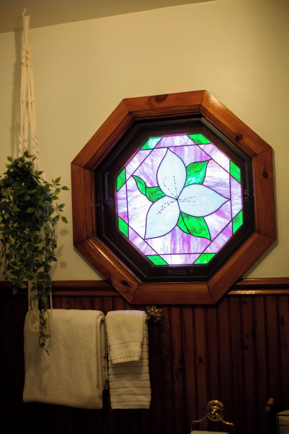 Vintage | Bathroom | Hair dryer, towels, soap, shampoo