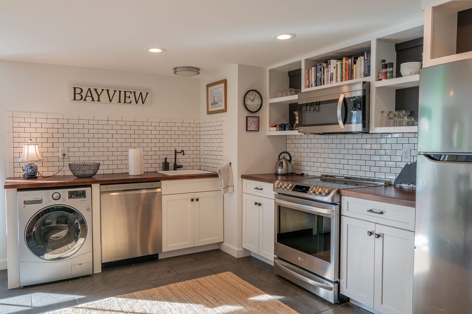 Kitchen with dishwasher and washer/dryer