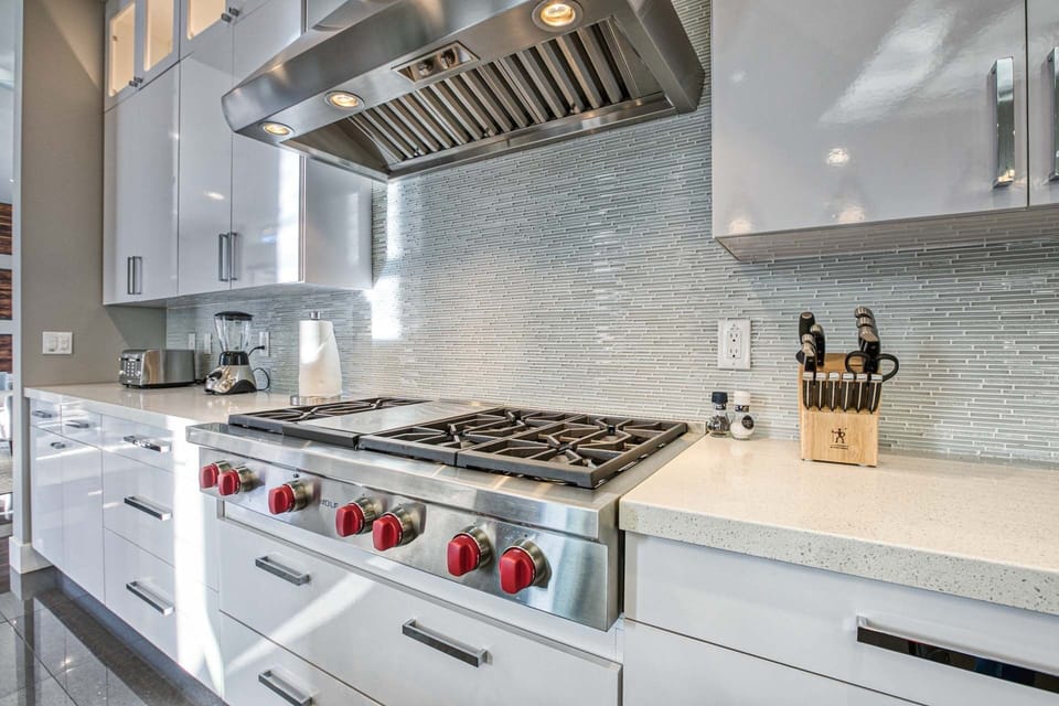 Chef's gas range & cooktop w/ 6 burners & flat cook top for an ultimate cookout