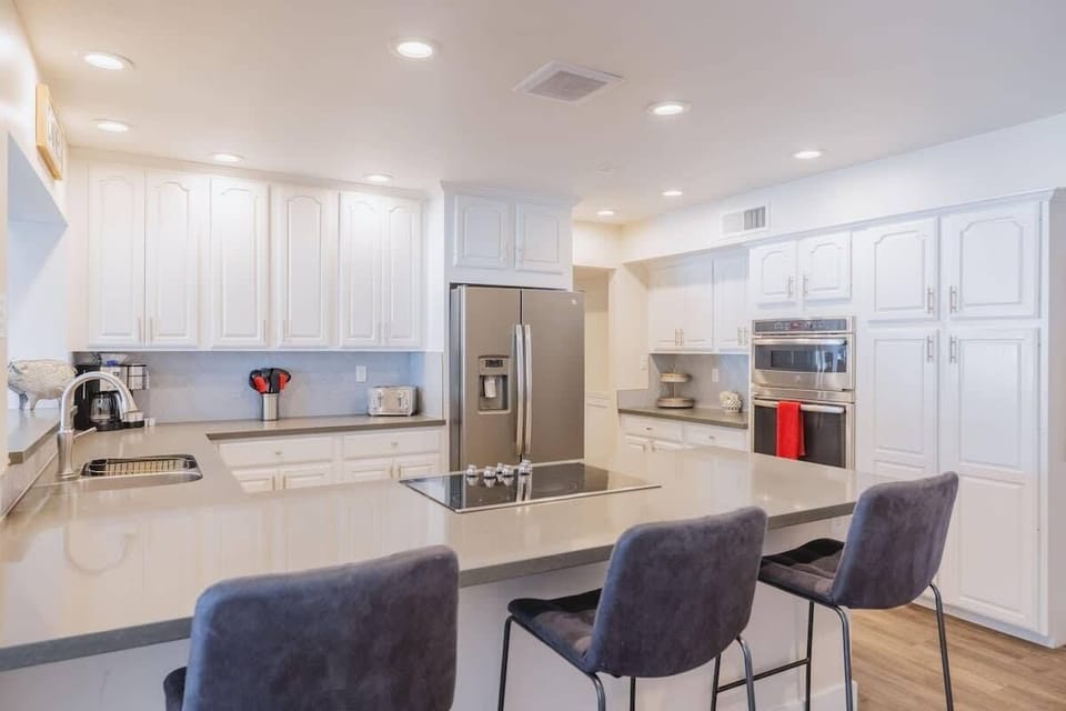 Escape to simple culinary joy. This kitchen's got what you need to cook.