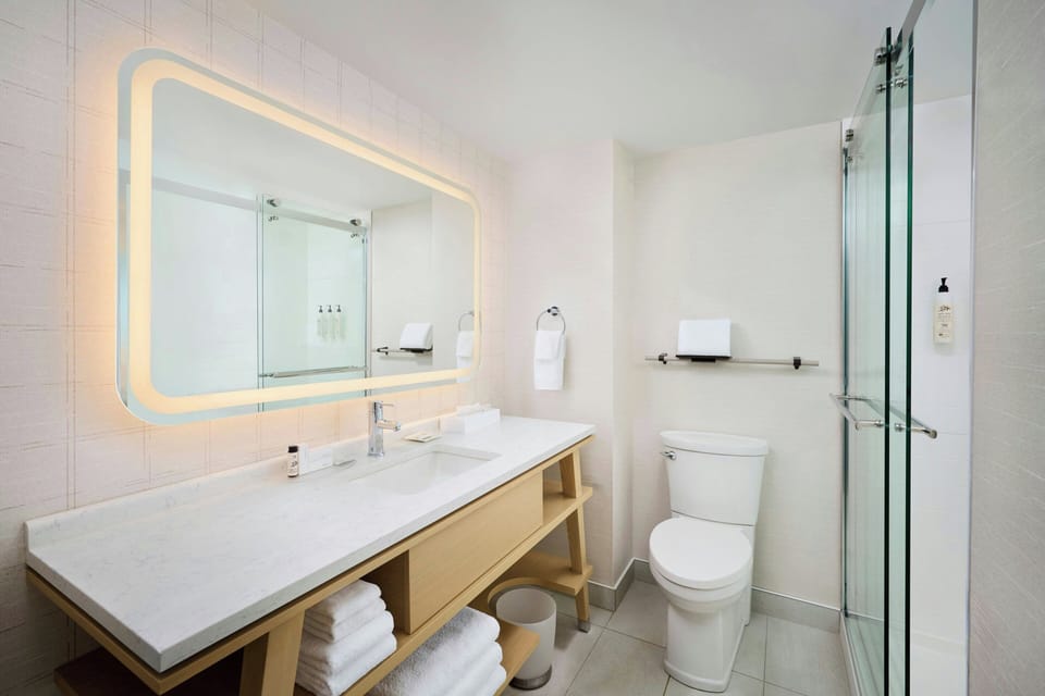 Club Room, 1 King Bed | Bathroom | Combined shower/tub, free toiletries, hair dryer, towels