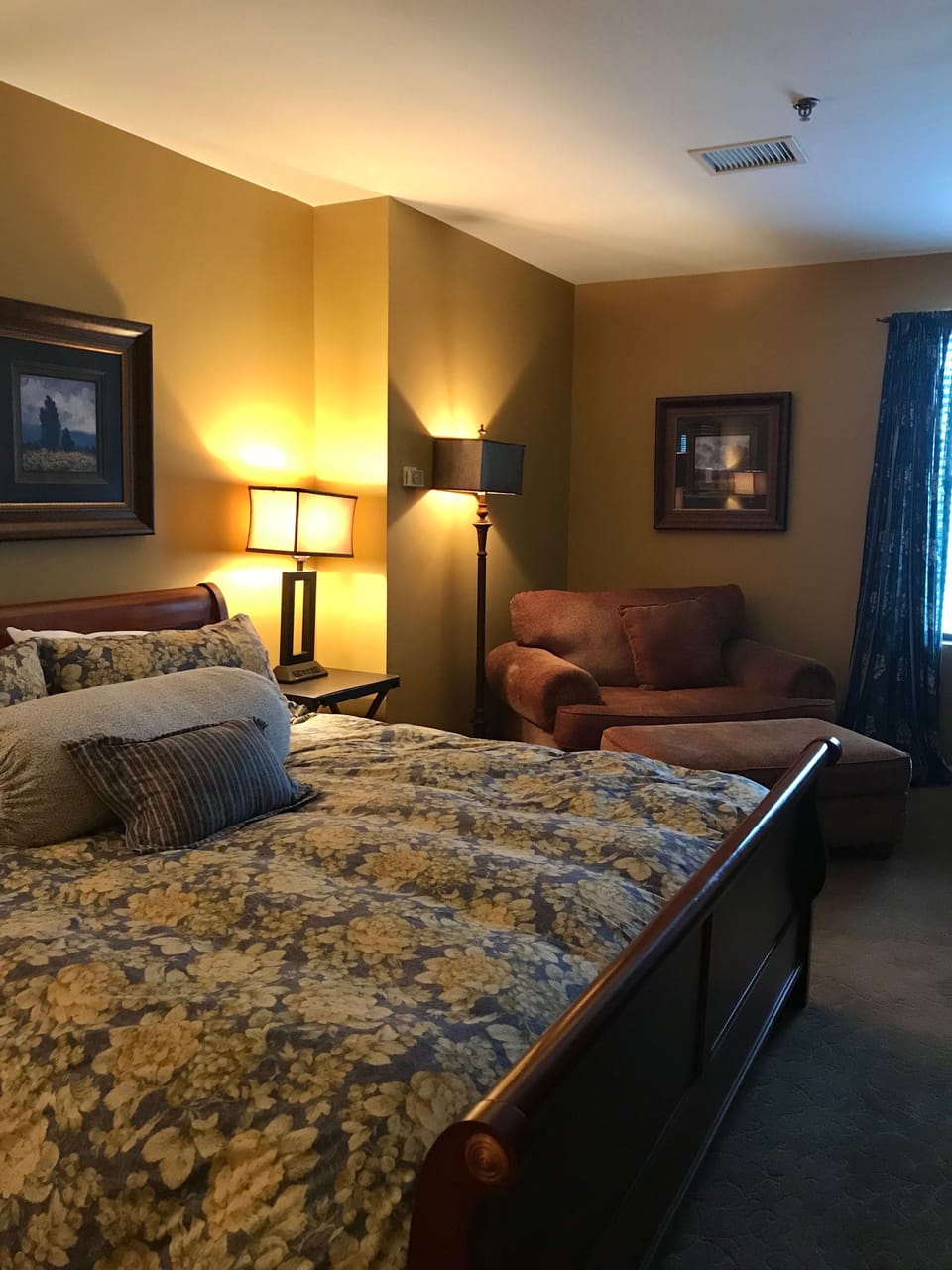 Standard Single Room, 1 King Bed | Pillowtop beds, blackout drapes, iron/ironing board, WiFi (free)