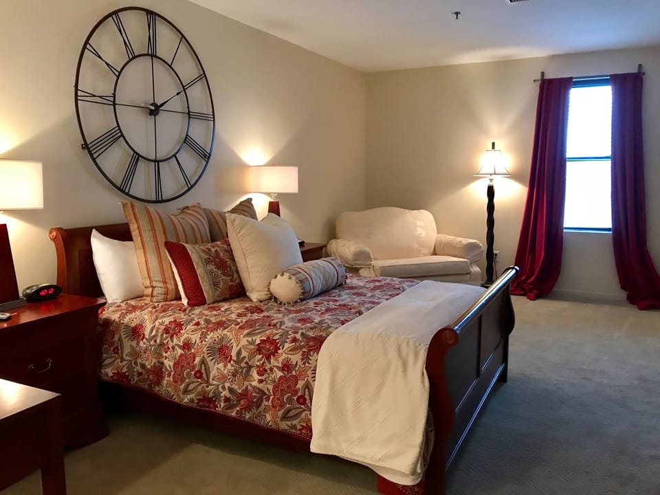Standard Single Room, 1 Queen Bed | Pillowtop beds, blackout drapes, iron/ironing board, WiFi (free)
