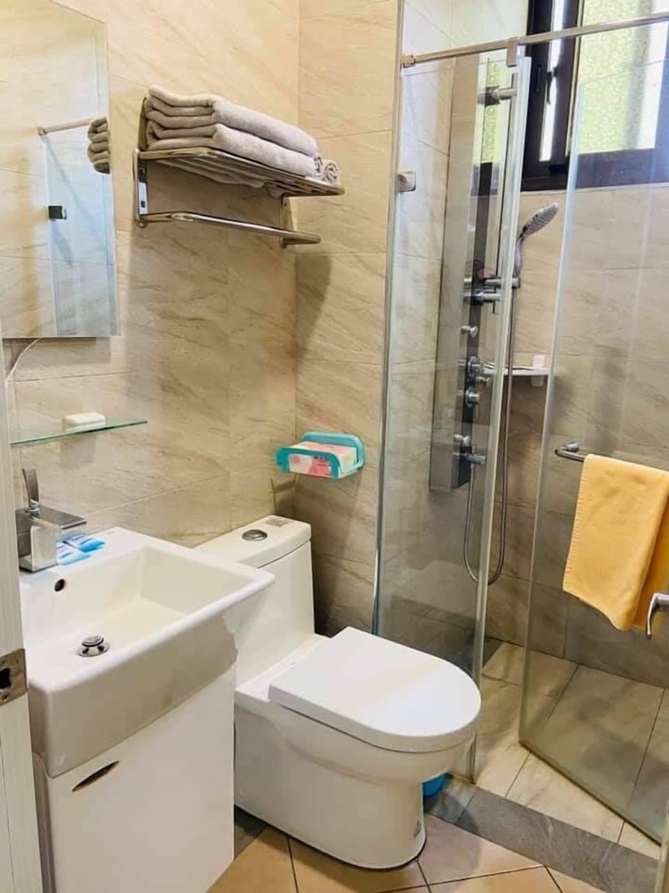 Shower, hydromassage showerhead, free toiletries, hair dryer