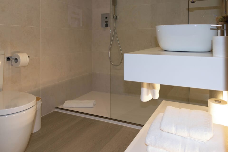 Deluxe Double Room | Bathroom | Shower, rainfall showerhead, towels