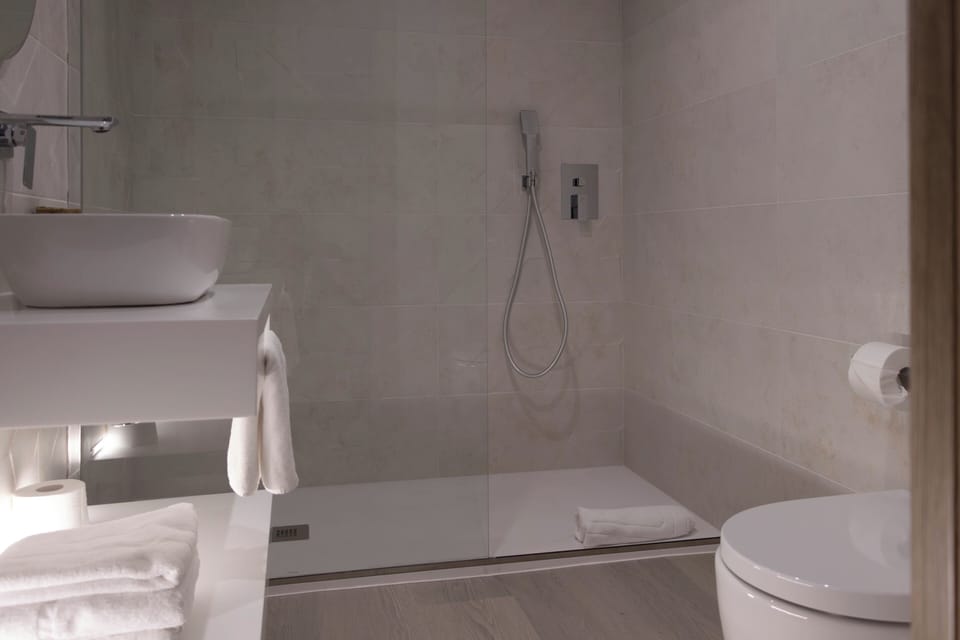 Executive Double Room | Bathroom | Shower, rainfall showerhead, towels
