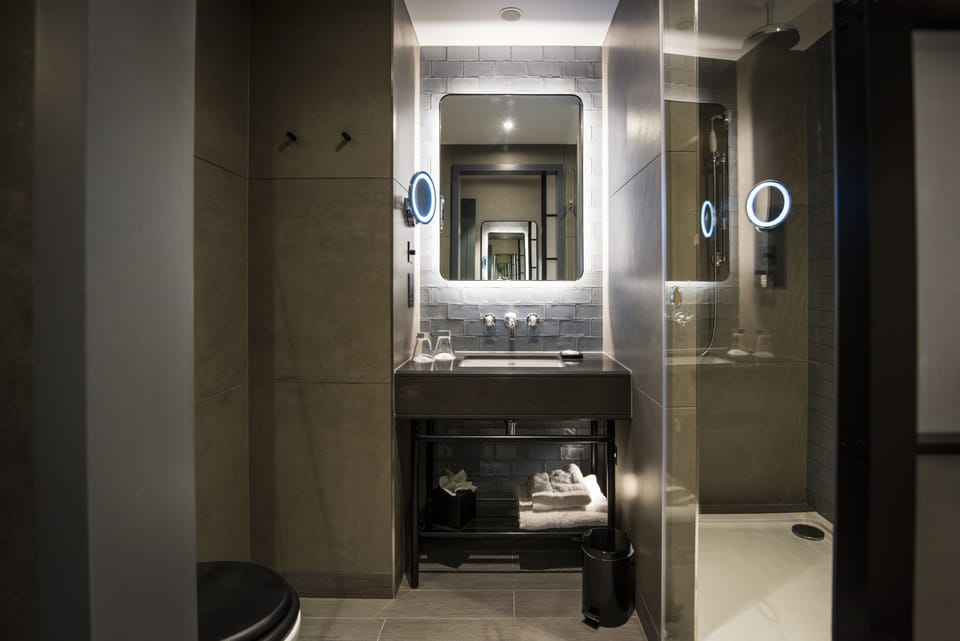 Shower, rainfall showerhead, free toiletries, hair dryer