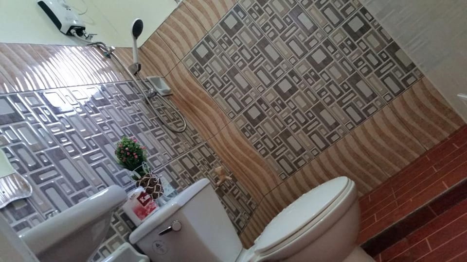 Shower, free toiletries, bidet, towels