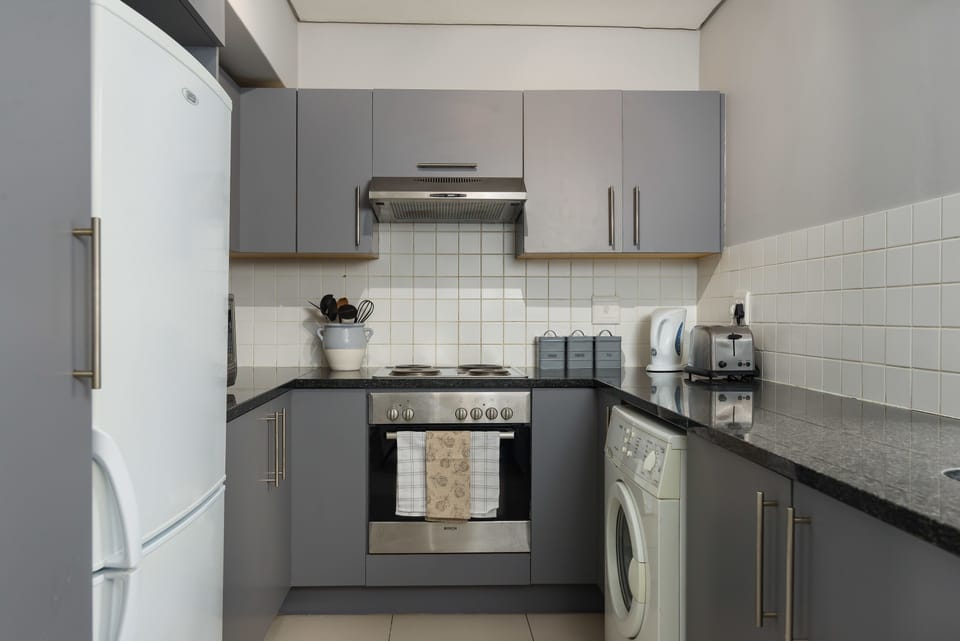 Comfort Apartment, Multiple Beds, Non Smoking | Private kitchenette | Fridge, microwave, oven, stovetop