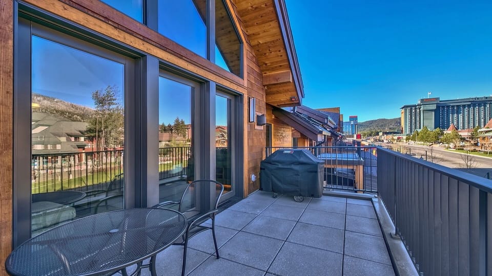 Condo, 2 Bedrooms | Property grounds