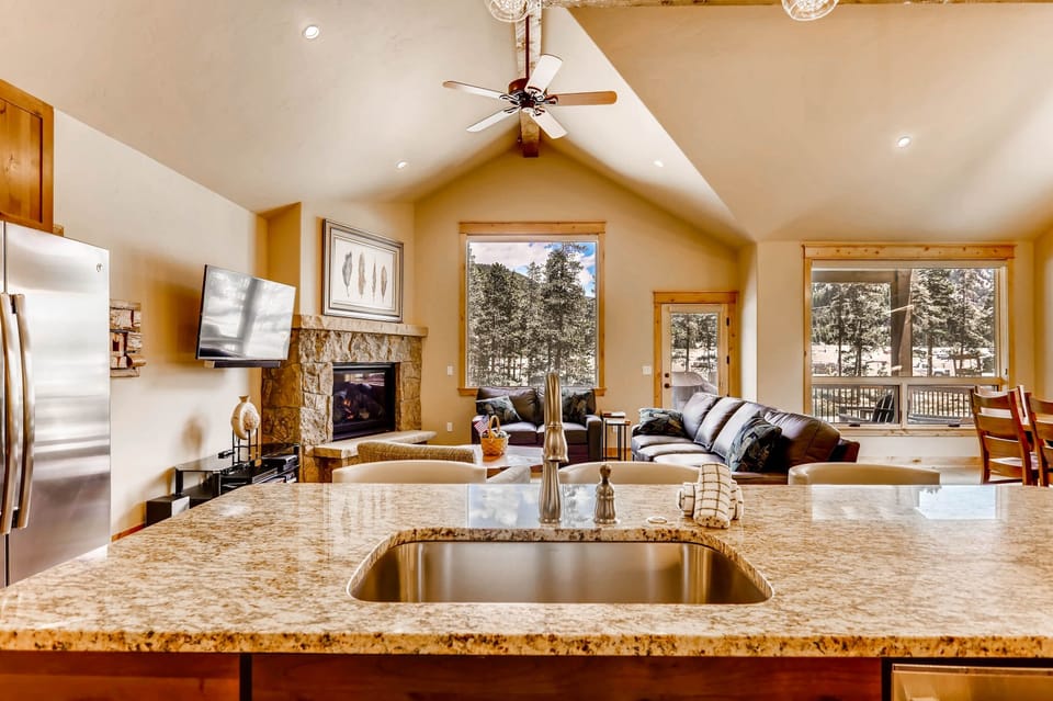 Townhome, 3 Bedrooms | Private kitchen | Coffee/tea maker, fridge, oven, toaster