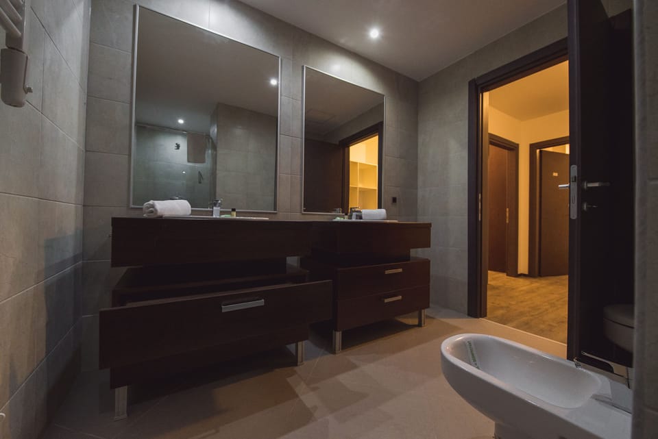 Deep soaking tub, free toiletries, hair dryer, bathrobes