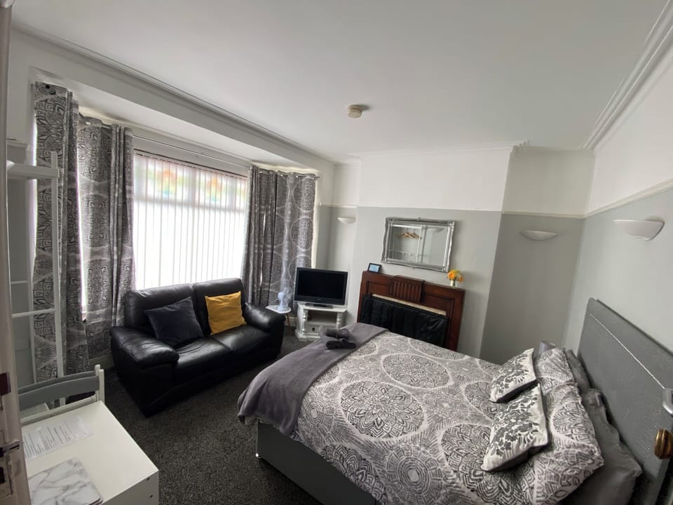 Basic Room, Shared Bathroom (3) | Desk, laptop workspace, blackout drapes, free WiFi