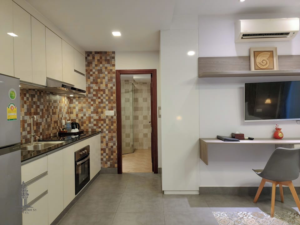 Economy Studio, 1 King Bed, Kitchen, City View | Egyptian cotton sheets, premium bedding, minibar, in-room safe
