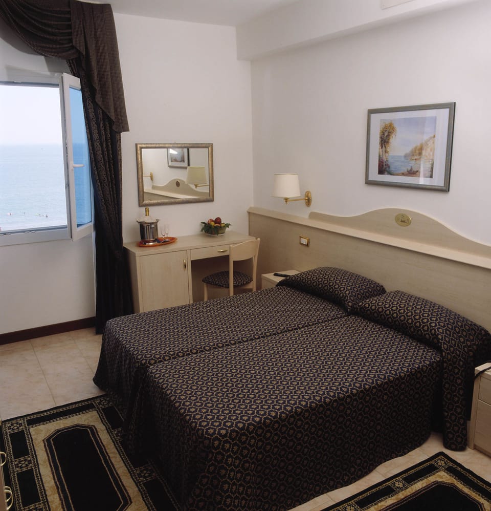 Triple Room, Sea View | Minibar, in-room safe, cribs/infant beds, bed sheets